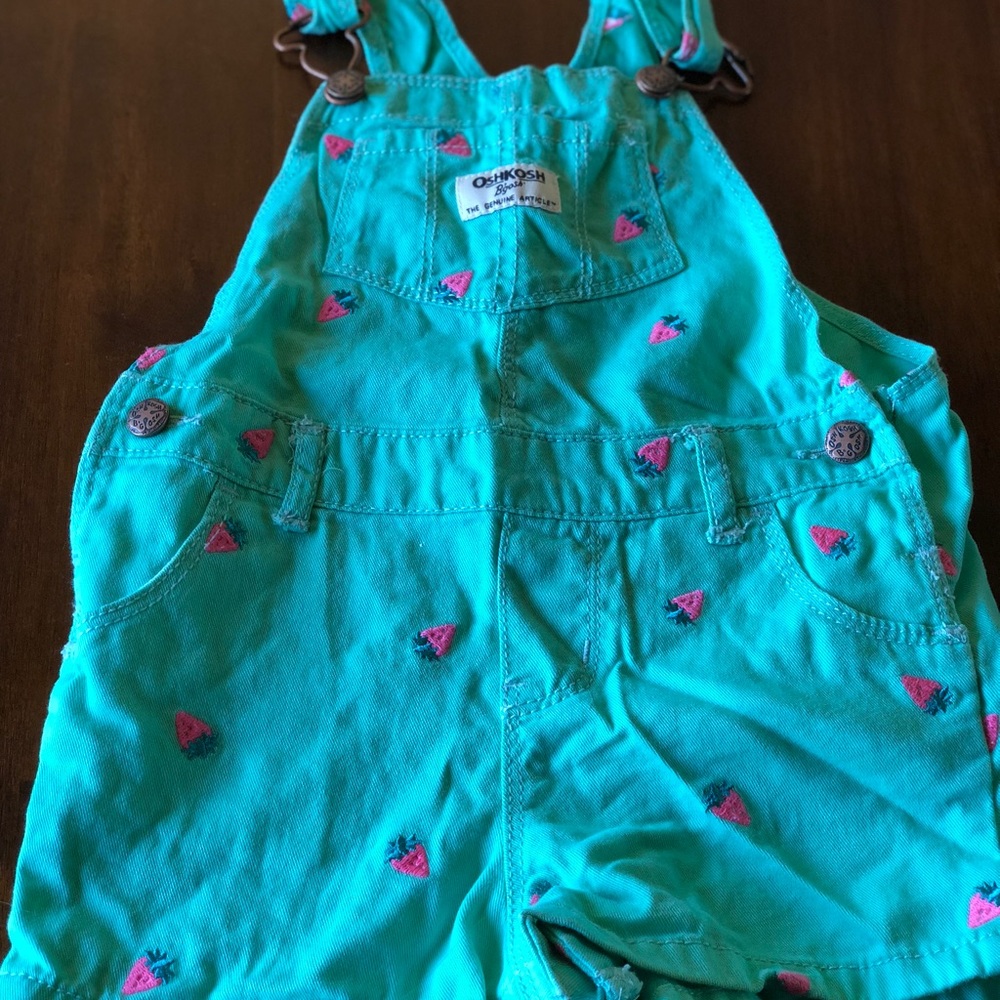 Girls Osh kosh size 2T short overalls😍
